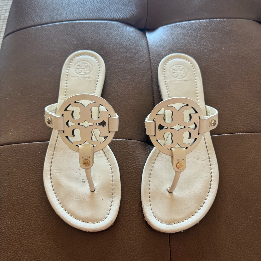 Tory Burch Cream Sandals Elegant Thong Design